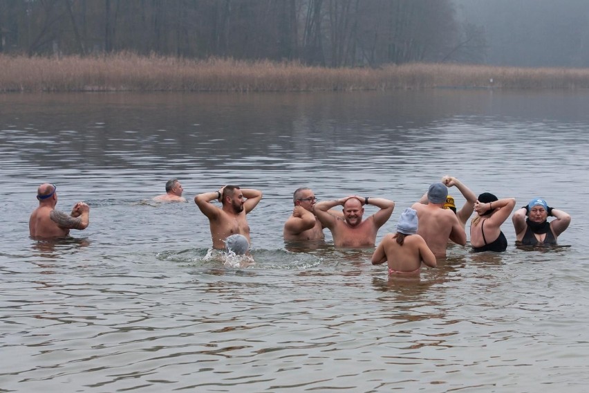 Razem z grupą Morświrów i Bydgoskim Klubem Morsa można...