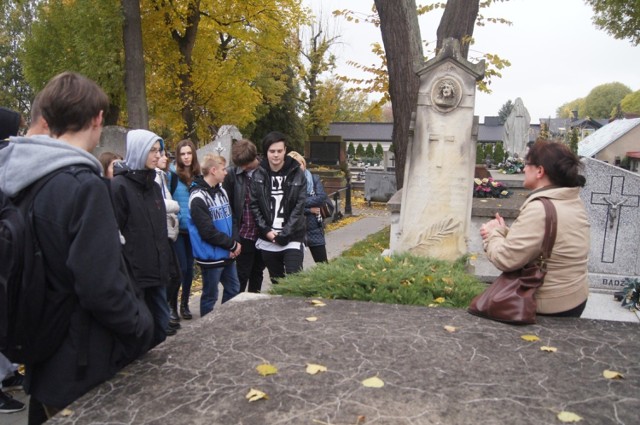 Stary Cmentarz w Radomsku: Młodzież sprzątała na grobach