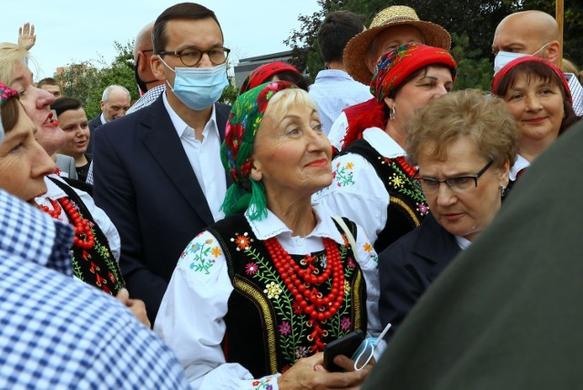 Sołtys wsi Łazy Dąbrowa Aleksandra Rycerz - Korek po spotkaniu z premierem Morawieckim w Piotrkowie, została objęta kwarantanną, bo wcześniej uczestniczyła w sesji rady miejskiej, na której była osoba z pozytywnym wynikiem na COVID-19