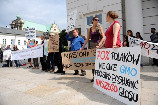 Uczestnicy protestu przed Pałacem Prezydenckim przeciwko wprowadzaniu do Polski upraw roślin genetycznie modyfikowanych "Brak konsultacji to brak demokracji".