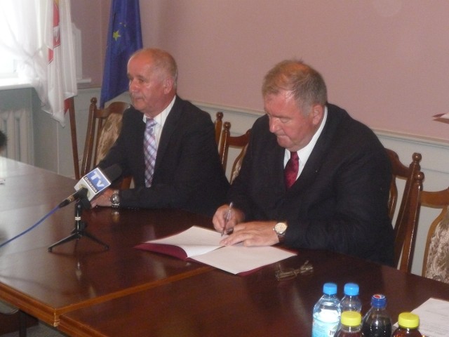 W Urzędzie Miejskim w Gnieźnie nastąpiło podpisanie umowy związanej z wywozem odpadów