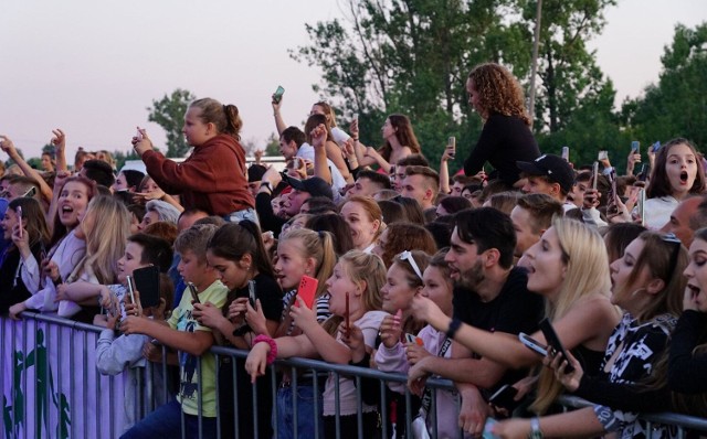 Podczas muzycznej części imprezy stadion kazimierskiej Sparty przeżył prawdziwe oblężenie. Publiczność doskonale się bawił i śpiewała razem z artystami występującymi na scenie.