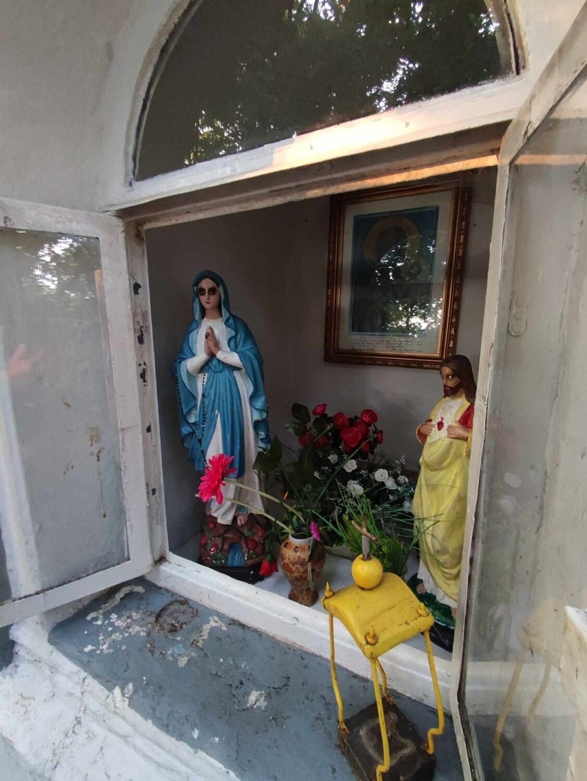 Profanacja zabytkowej kapliczki Matki Bożej w Żuklinie. Policja szuka sprawców [ZDJĘCIA, WIDEO]