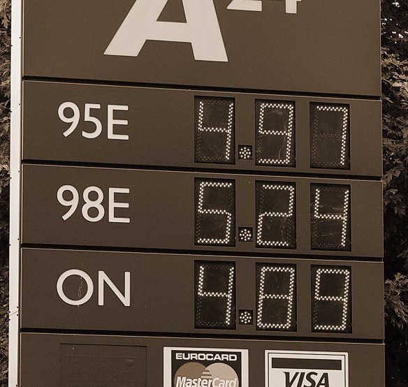 Zwiększa się różnica cen między olejem napędowym a benzyną.
