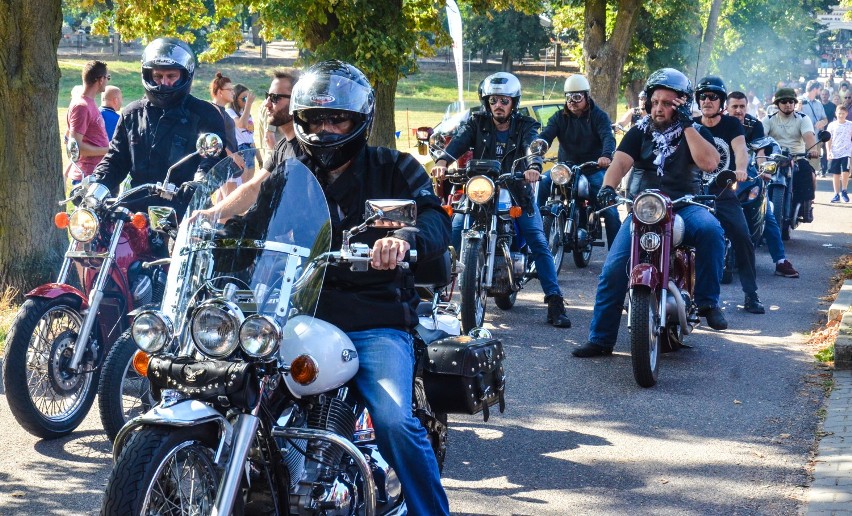 Festyn Rodzinny przy szamotulskiej bazylice. Parada motocykli otworzyła imprezę! [ZDJĘCIA]