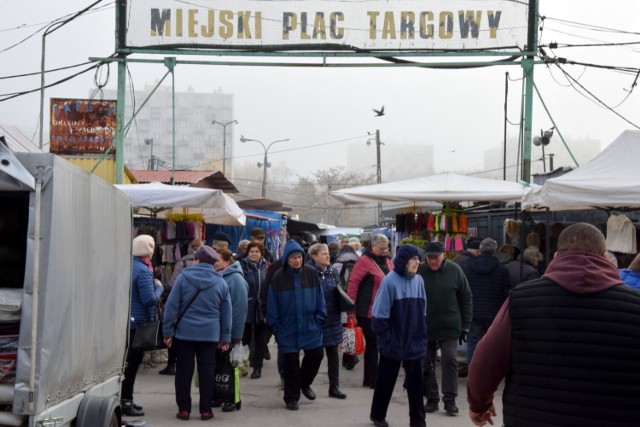 We wtorek, 15 listopada na targowisku miejskim w Kielcach panował jak zawsze duży ruch, a na zakupy wybrało się mnóstwo osób. Standardowo najtłoczniej było przy straganach ze świeżymi warzywami i owocami, ale nie brakowało też klientów rozglądających się za zimowymi butami i ubraniami. 

Zobacz, co się działo na targowisku w Kielcach we wtorek 15 listopada>>>