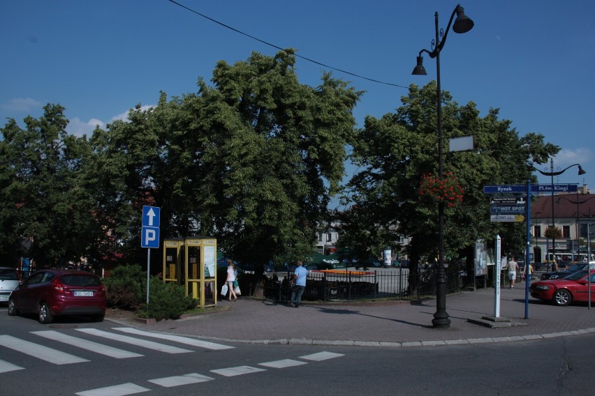 Rynek w Bochni w dawnym kształcie z rozłożystymi drzewami,...