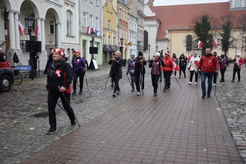 Święto Niepodległości w Wejherowie. Z placu Wejhera wyruszył Niepodległościowy Marsz Nordic Walking