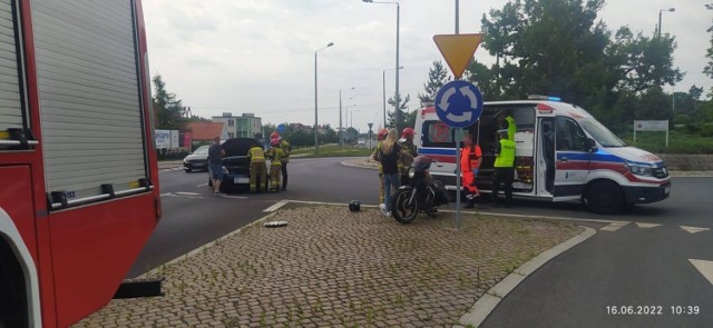 Motocykl zderzył się z samochodem osobowym na Rondzie Dmowskiego w Grudziądzu