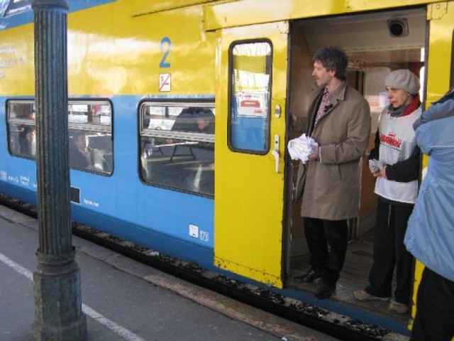 Zarówno Przewozy Regionalne jak i PKP Intercity zapowiadają na ...