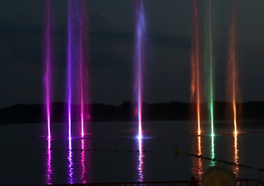 Kolorowy efekt podświetlonej pływającej fontanny na jeziorze...