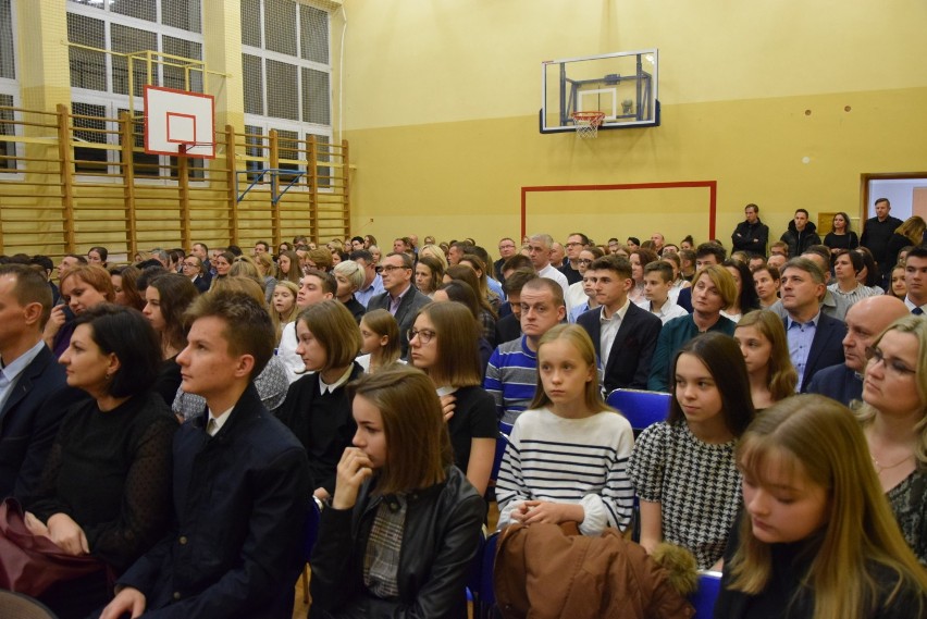 Stypendia burmistrza Kraśnika dla najlepszych uczniów rozdane. Zobacz zdjęcia i wideo