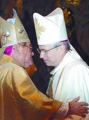 Fot. Tomasz Hołod  Ksiądz Andrzej Siemieniewski (z prawej) w chwilę po przyjęciu insygniów biskupich.