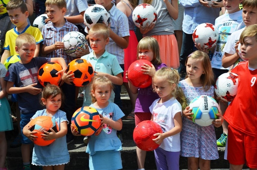 Modlili się za polską reprezentację na mundialu. A dzieci dostały piłki [ZDJĘCIA]