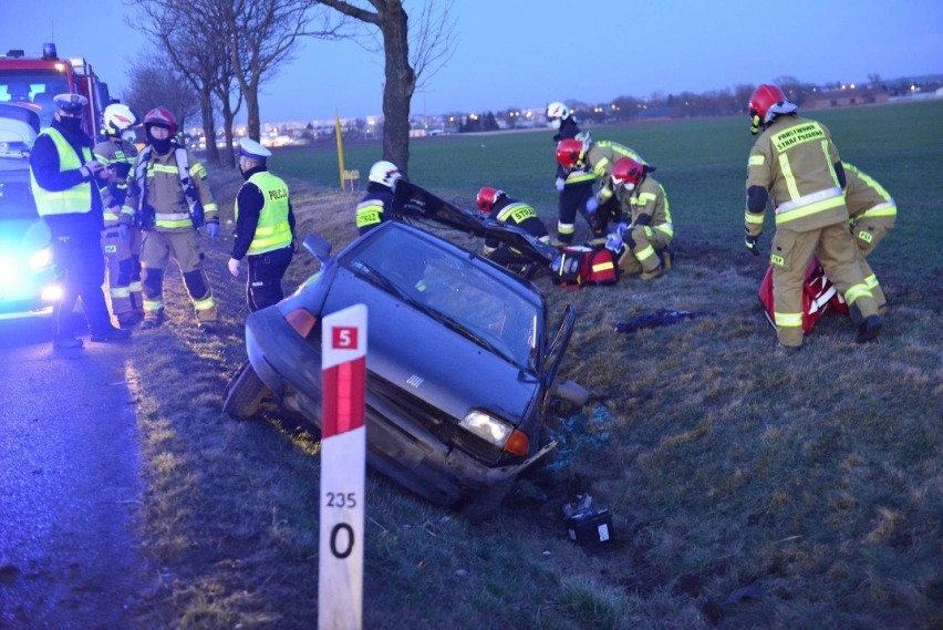 Kierowca fiata dachował. Wypadek na drodze z Ponina do Kościana