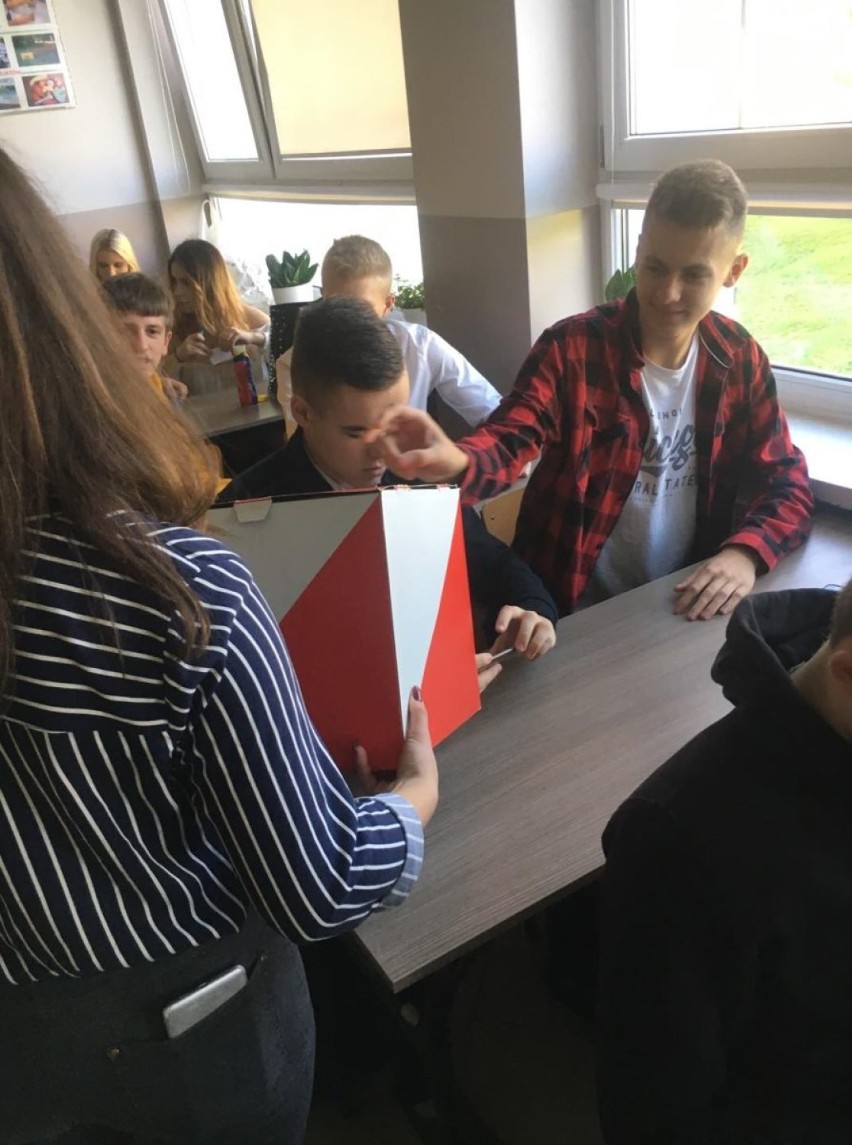 "Młodzi głosują" - edukacja wyborcza w ZSP 1 w Radomsku [ZDJĘCIA]