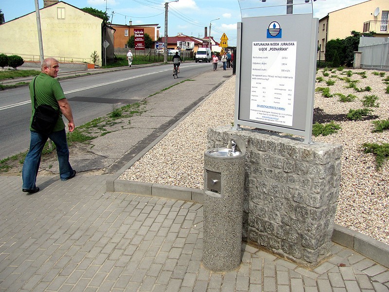 Kalisz: Wodociągi zachęcają do picia kranówki. Przy ulicy Poznańskiej powstał specjalny zdrój. FOTO