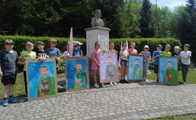 Uczestnicy warsztatów zorganizowanych przez Muzeum Regionalne w Pińczowie wykonali przepiękne portrety Marszałka Józefa Piłsudskiego.