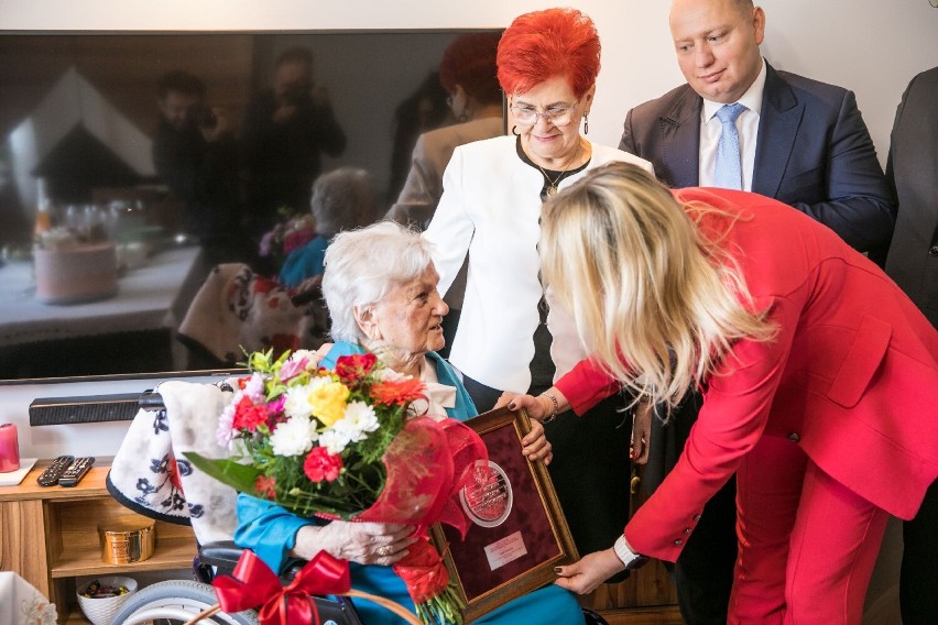 Cecylia Podralska z Oleszna otrzymała marszałkowski medal