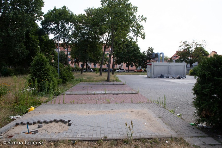 Z archiwum Tadeusza Surmy. Tak dwa lata temu wyglądał teren po przedszkolu kolejowym, potem pubie i samochodowej myjni - 11 lipca 2019 r.