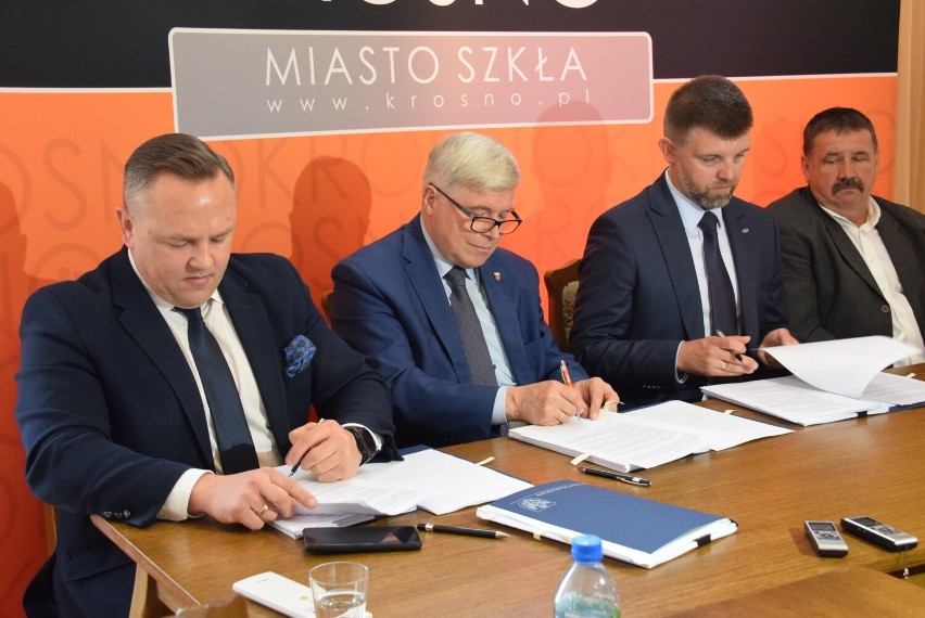 Umowę podpisali prezydent Krosna Piotr Przytocki i...