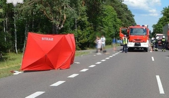 Na drodze krajowej K-2 w miejscowości Sycyna w pow. bialskim kierowca samochodu osobowego potrącił przechodzącą przez jezdnię pieszą. Kobieta zmarła na miejscu zdarzenia. Kierujący był trzeźwy.