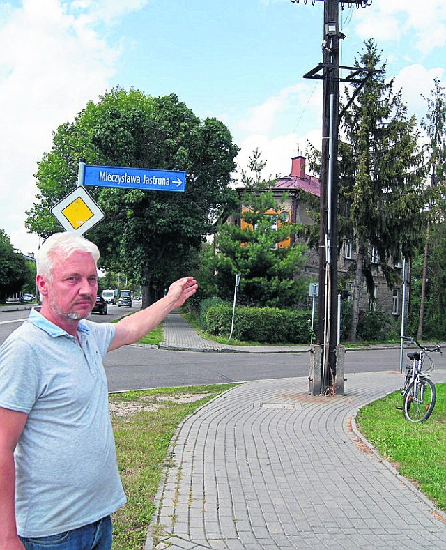 Antoni Wróblewski stara się o usunięcia słupu telefonicznego z chodnika. Jego działania nie przynoszą jednak rezultatów.