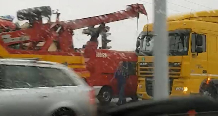 Na DK1 w Koziegłowach zderzyły się trzy ciężarówki.

Na...
