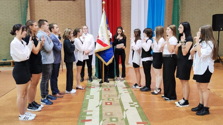 Legnica: Uczniowie pierwszych klas V Liceum Ogólnokształcącego złożyli ślubowanie, zdjęcia