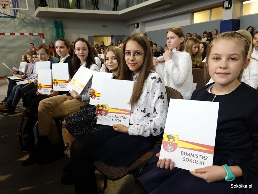 Oto najzdolniejsi uczniowie szkół podstawowych w gminie Sokółka. Z rąk burmistrz odebrali stypendia naukowe