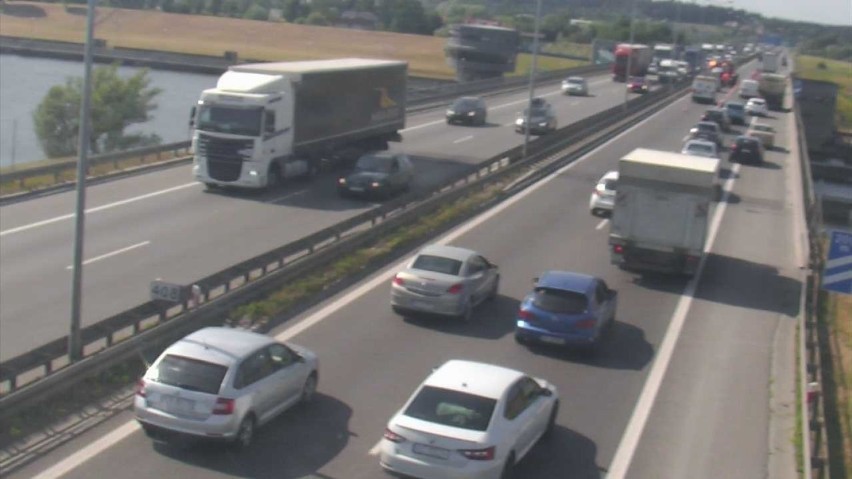 Kolizja na autostradowej obwodnicy Krakowa. Zderzyły się trzy samochody