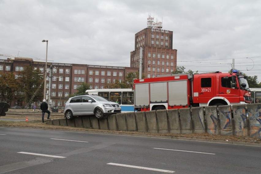 Wrocław: Auto zawisło na estakadzie na placu Społecznym (ZDJĘCIA)