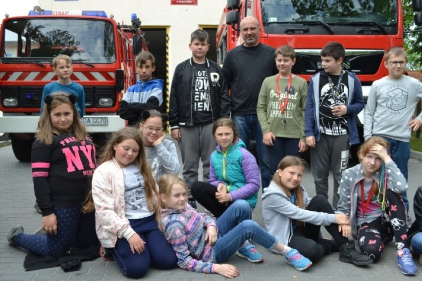 Uczniowie z wizytą w OSP Suchy Dąb. Poznali zasady udzielania pomocy, sprzęt i pracę strażaków [ZDJĘCIA]
