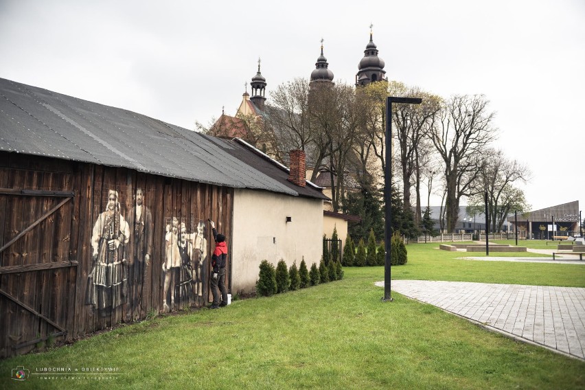 Wielopokoleniowy mural na ścianie stodoły w Lubochni gotowy [ZDJĘCIA]