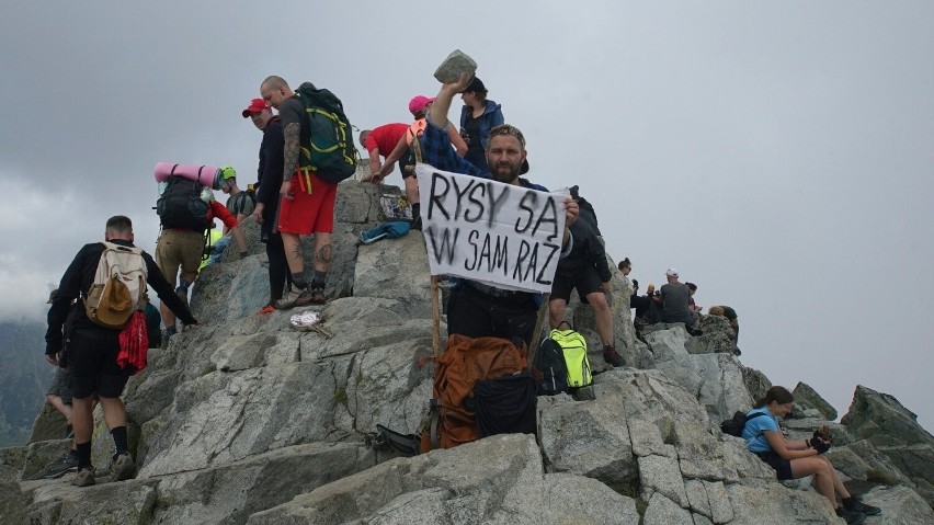 Niecodzienny pojedynek performerów w Tatrach. Jeden wnosi kamienie na Rysy, żeby podwyższyć szczyt, a drugi je znosi