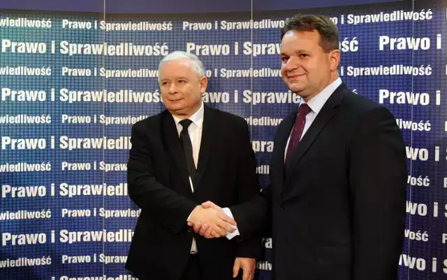 Obok prezesa PiS stoi Paweł Śliwa, radny wojewódzki z Gorlic, który w dwa lata jako wiceprezes zarządu ds. innowacji w PGE zarobił ponad 1,5 mln zł