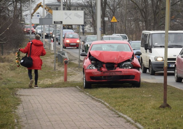 Ze wstępnych ustaleń wynika, że kierująca seatem nie zachowała należytej ostrożności i wjechała w tył dostawczego peugota. Siła uderzenia była na tyle duża, że doszło do poważnego uszkodzenia przedniej części seata.