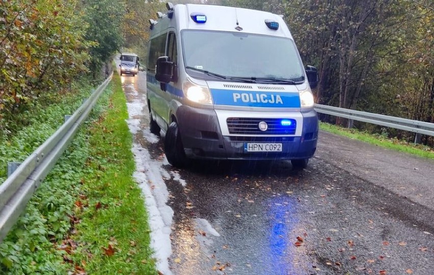 W Kostkowie przewrócił się samochód dostawczy. Policjanci pracowali na miejscu zdarzenia