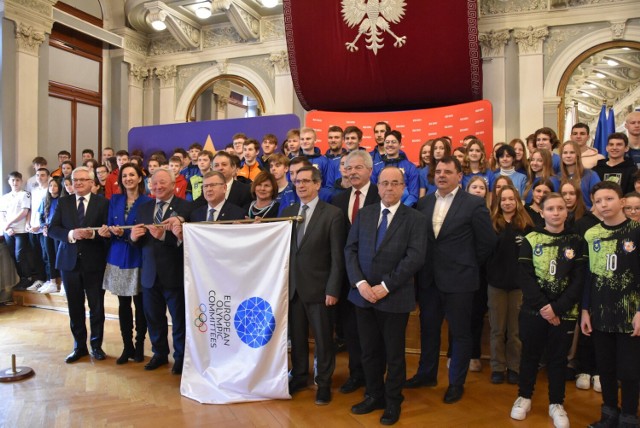 Uroczyste przekazanie flagi prezydentowi Tarnowa odbyło się w Sali Lustrzanej i uczestniczył w niej marszałek województwa małopolskiego, wiceprezes spółki Igrzyska Europejskie 2023 oraz młodzi sportowcy z tarnowskich szkół