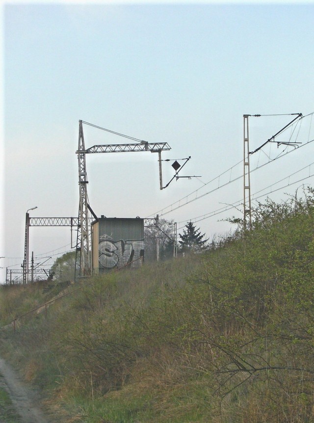 Słup podtrzymujący trakcje elektryczną został zabezpieczony instalacją dodatkowej kotwy.