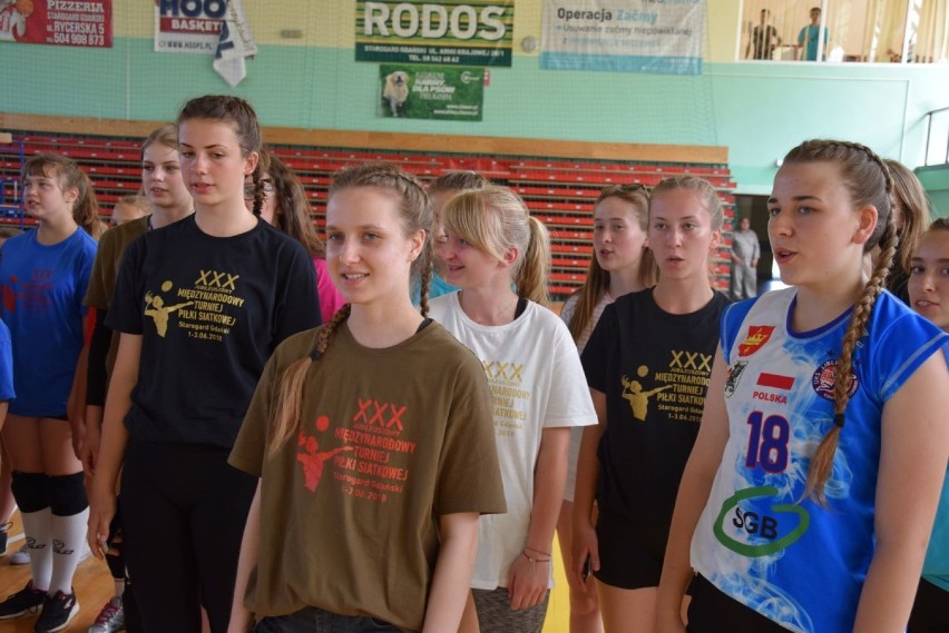 Starogard Gd. 120 dziewcząt rywalizuje na trzech halach. Trwa XXX Międzynarodowy Turniej Mini Siatkówki Dziewcząt 