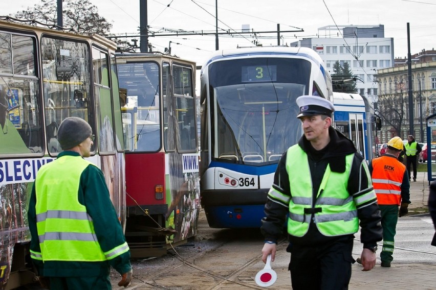 Bydgoszcz: Zderzenie tramwajów na rondzie Jagiellonów...