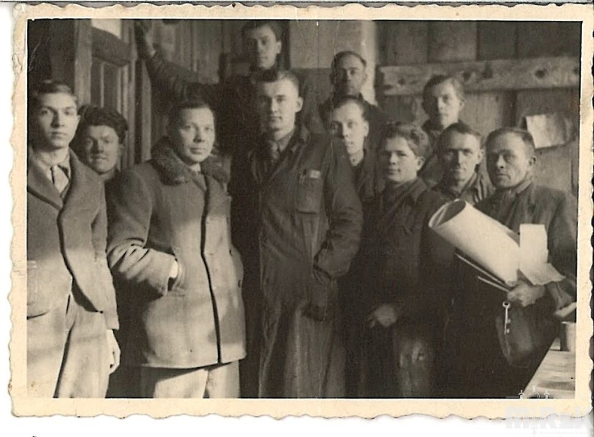 Rzemieślnik Józef Cisowski (trzeci od lewej) z pracownikami...