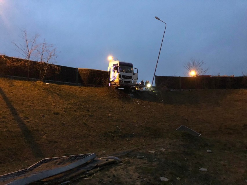 Wypadek na obwodnicy w Jarosławiu. Kierowca ciężarówki wjechał w ekrany dźwiękochłonne [ZDJĘCIA]