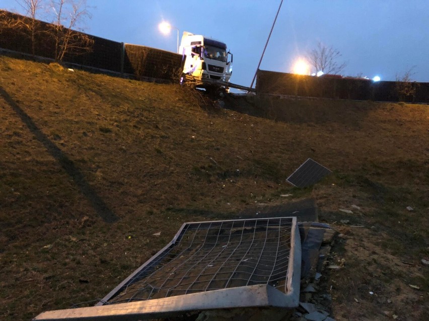 Wypadek na obwodnicy w Jarosławiu. Kierowca ciężarówki wjechał w ekrany dźwiękochłonne [ZDJĘCIA]