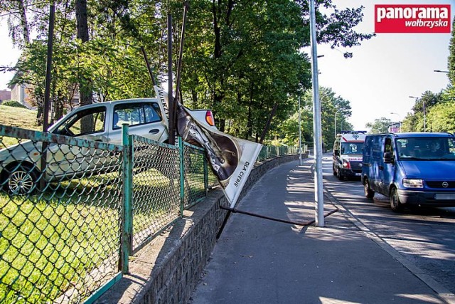 Gdyby nie metalowy stelaż, który zatrzymał staczający się samochód, pojazd zjechałby na ruchliwą ul. Wrocławską w Wałbrzychu
