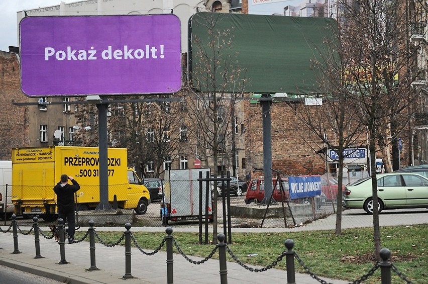 Pokaż dekolt! Tajemniczy fioletowy plakat w Poznaniu [ZDJĘCIA]