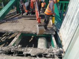 Robotnicy rozpoczęli skuwanie płyty mostu przez Odrę na wyspę Bolko w Opolu. Zobacz, jak wyglądają prace