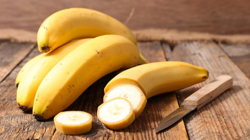 Banany to stosunkowo niedrogi owoc, który łatwo włączyć do...