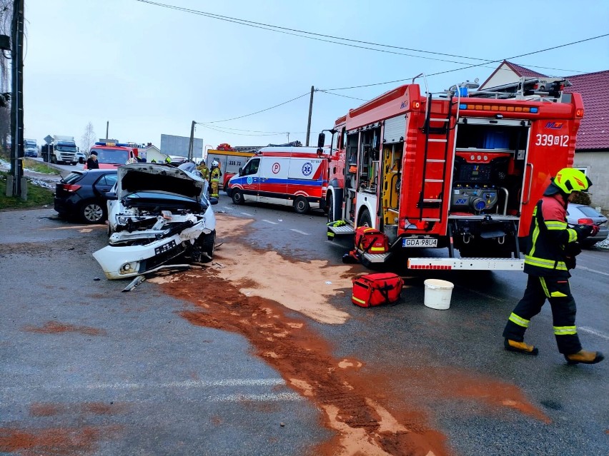Wypadek w Gołębiewie z udziałem nauki jazdy. Kursanci ze Starogardu trafili do szpitala